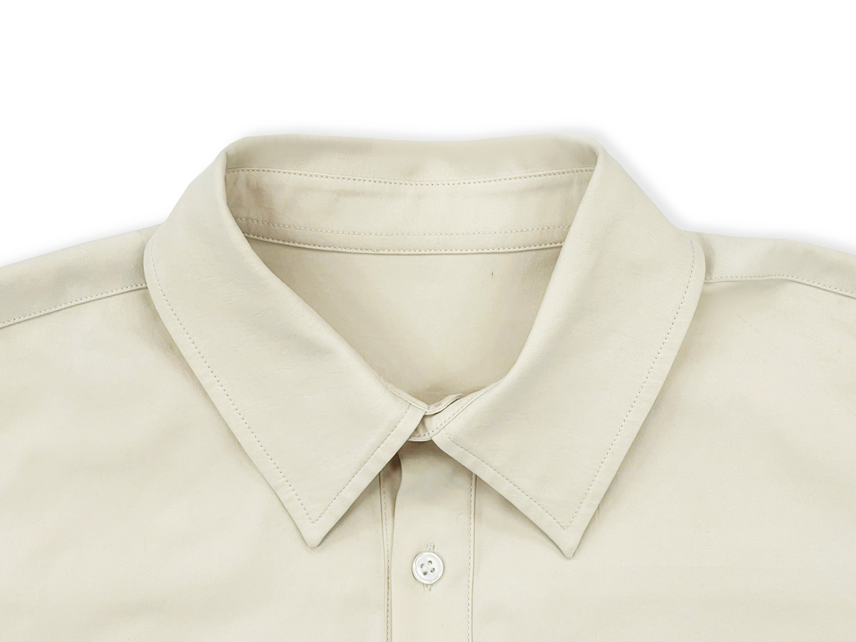 A classic pointed collar with reinforced stitching for a structured look.