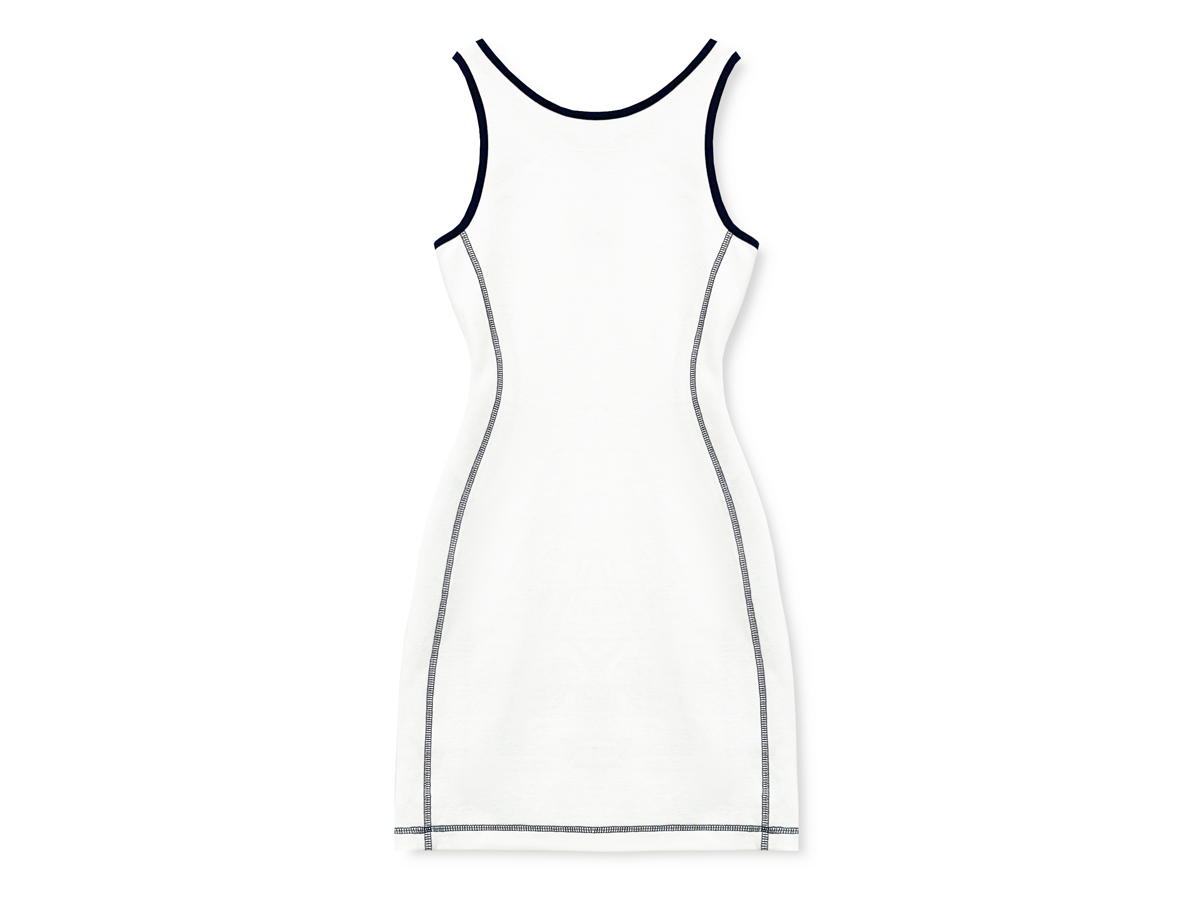 The back of the dress is minimalistic yet striking, thanks to the carefully placed contrast seams running along the body. 