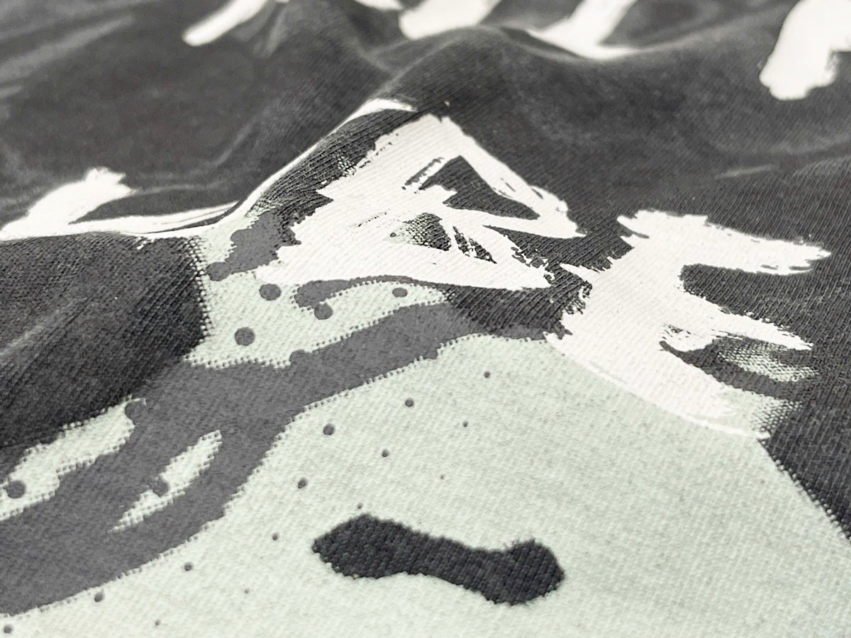 The T-shirt features high-quality silk screen printing with a hand-painted effect, giving it a realistic and unique texture on the fabric. 