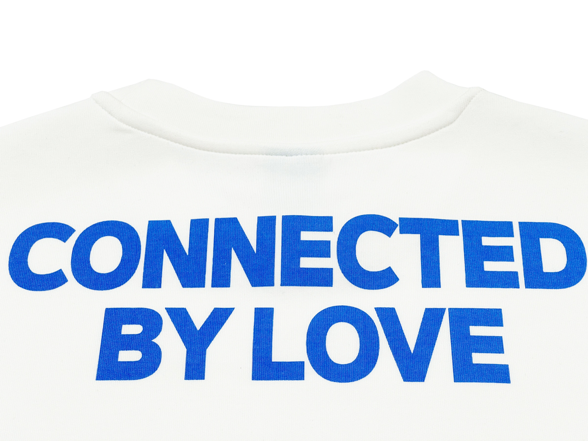 Collar: The classic round-neck design features a sturdy ribbed band, ensuring shape retention and reducing stretching after multiple washes. 