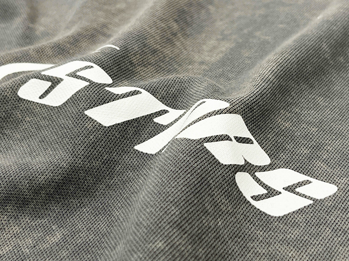 The shirt features screen printing, ensuring high sharpness and strong adhesion to the fabric. 