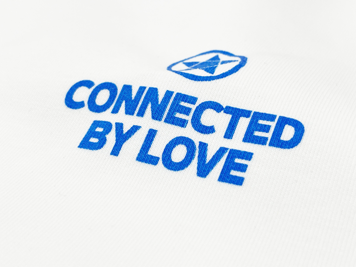 This T-shirt features silk screen printing, one of the most widely used techniques in the fashion industry due to its high durability and sharp color definition.