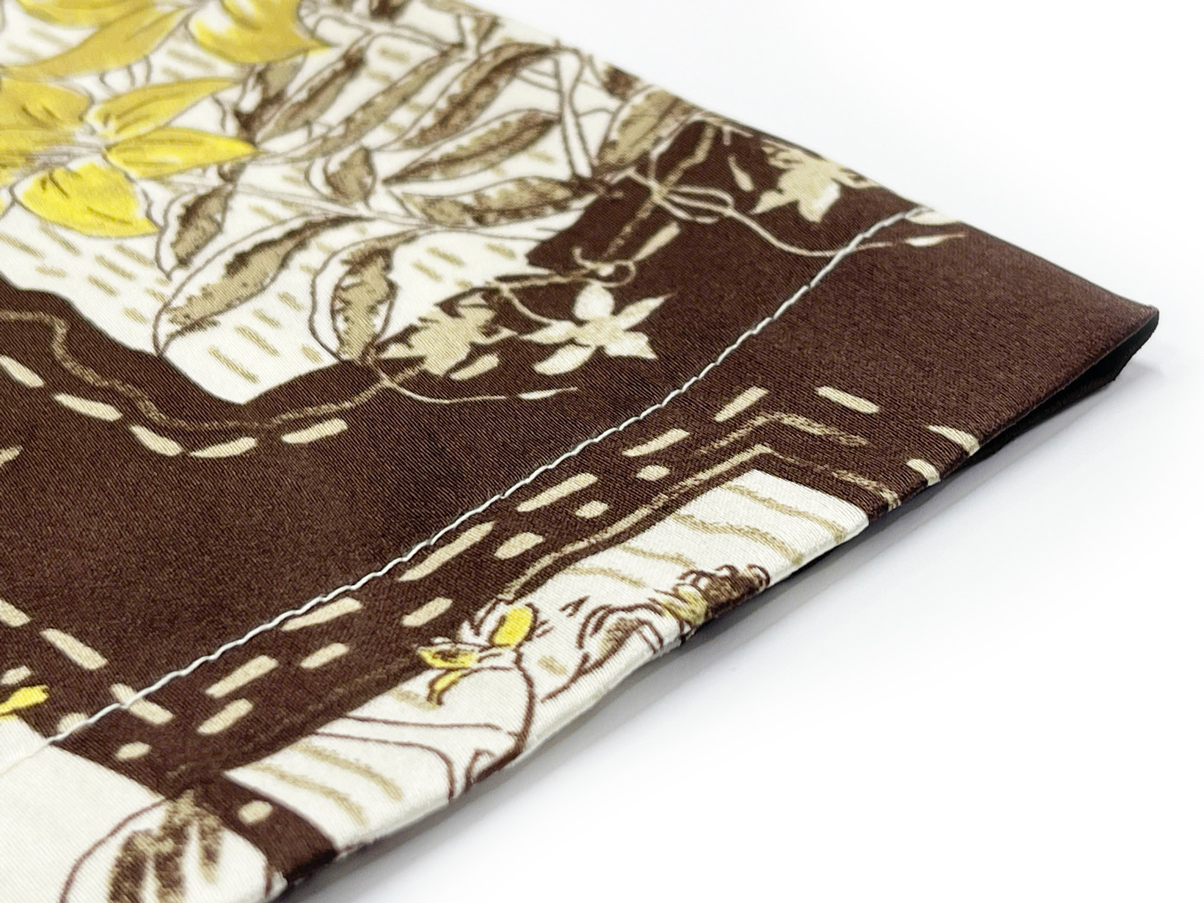 Relaxed short sleeves with a clean shoulder cut give the shirt structure and enhance the upper body shape.