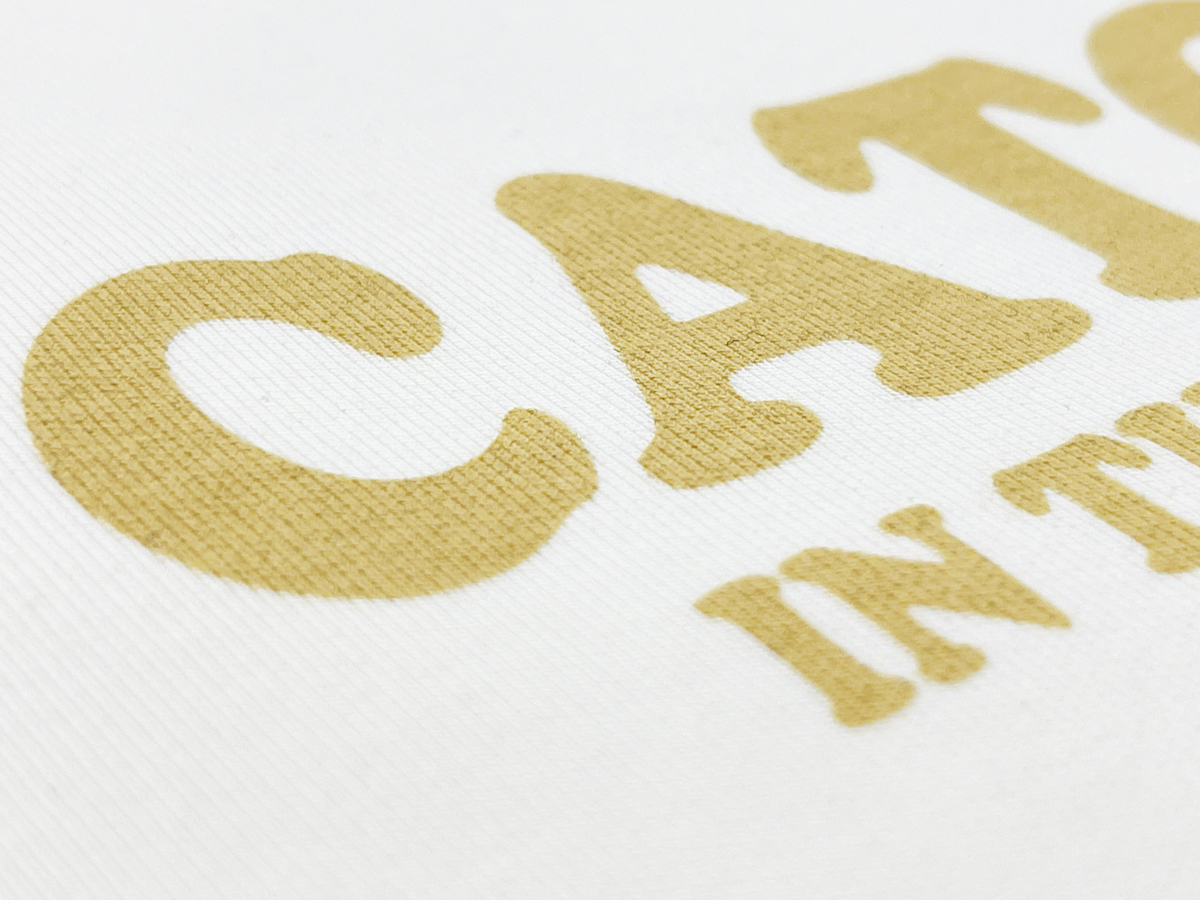 The lettering is applied using matte rubber printing, offering a soft-touch finish with crisp edges and long-lasting color. 