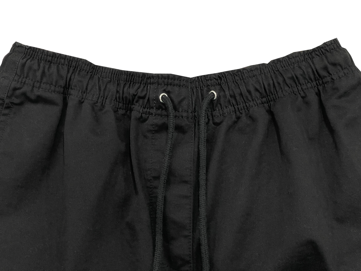 The elastic waistband offers a snug yet flexible fit for all body types.
